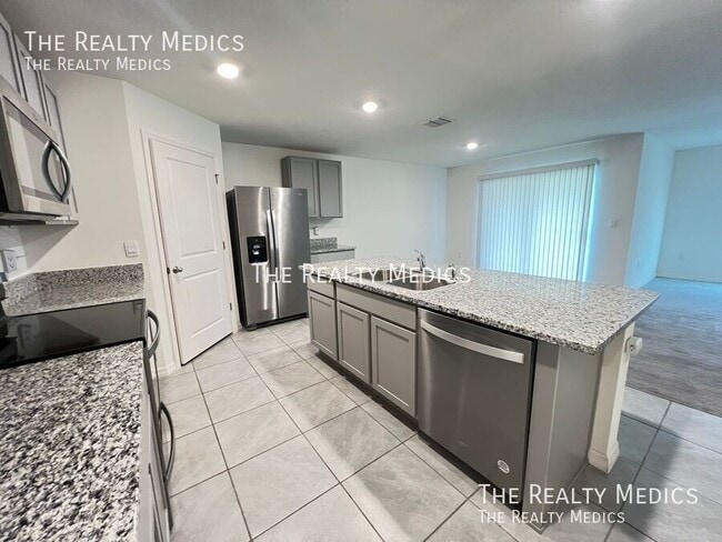 Building Photo - 4801 N Forest Ridge Blvd