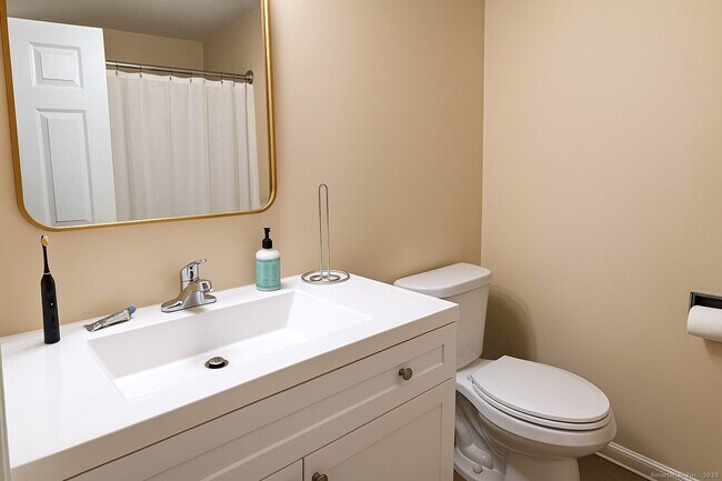 Building Photo - 48 Strawberry Hill Ave