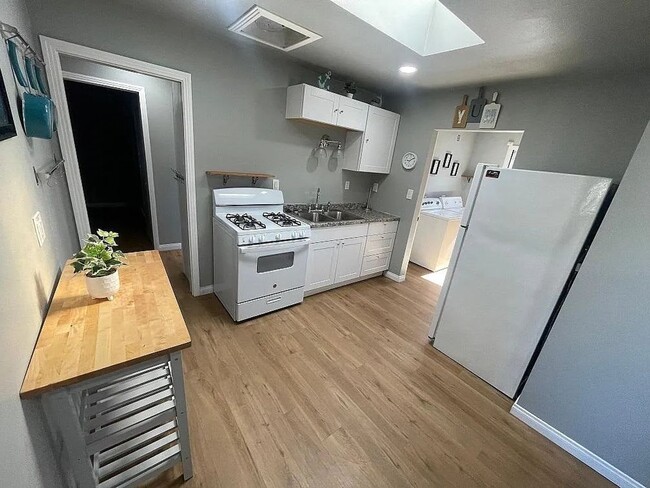 Building Photo - Cute House in Imperial Beach!