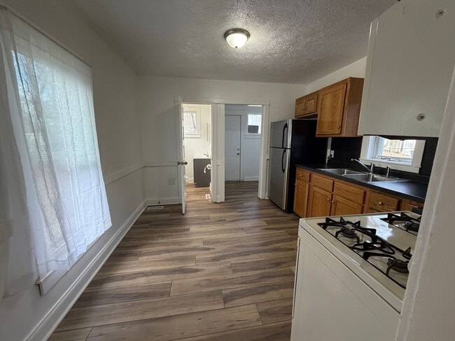 Building Photo - Spacious 4 Bedroom home