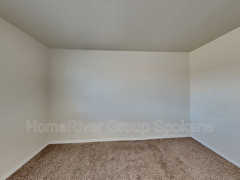 Building Photo - 1315 N Rogue River St