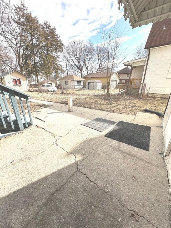 Building Photo - 408 S Gardiner Ave