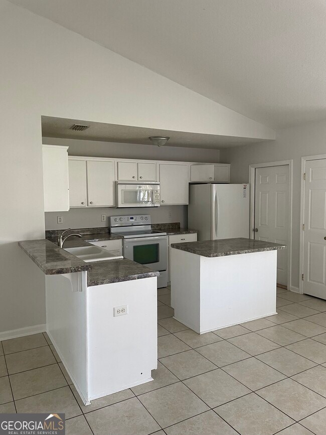 Building Photo - 208 Royal Palms Ave