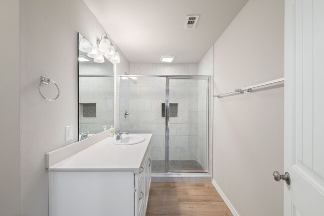 Building Photo - Gorgeous 4/2 Renovated Home in the Heart o...