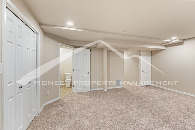 Building Photo - Spacious Townhouse with Fenced Patio and Washer/Dryer