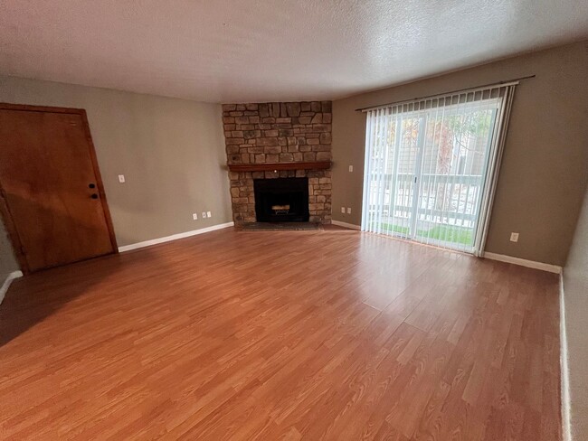Building Photo - Large 3-bedroom 2 Bathroom in Robinwood! **Special**