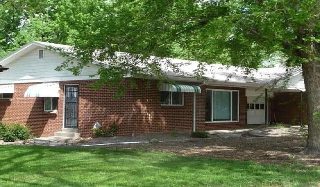 Building Photo - Fully Renovated and ***Move in Special***