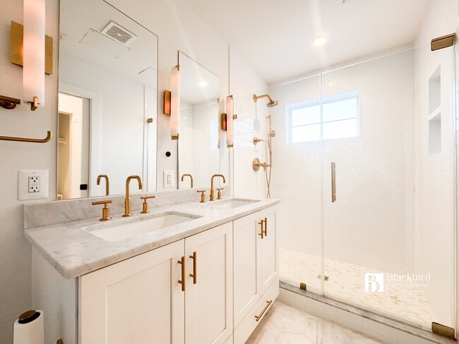 Building Photo - 1011 18th St NE