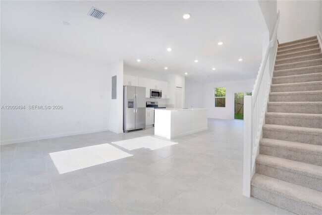 Building Photo - 250 10th Ct