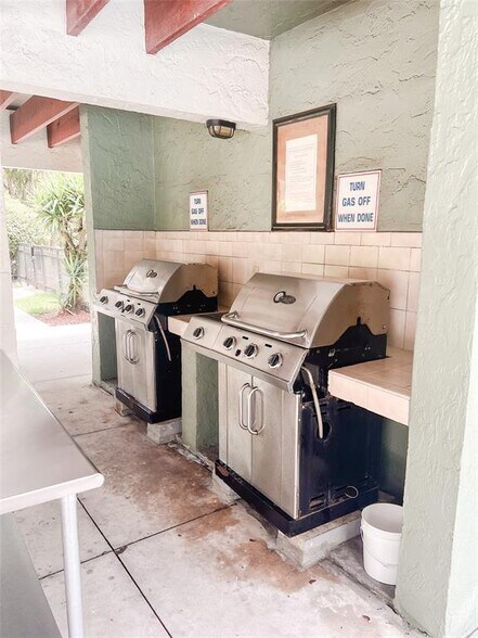 Building Photo - 5155 E Sabal Palm Blvd