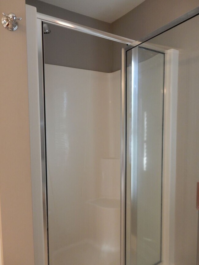 Building Photo - Quality 3 BR Townhome; Convenient to Med C...