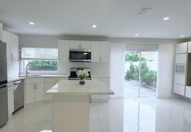 Building Photo - 621 Lakeshore Terrace