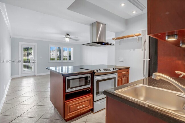 Building Photo - 801 NE 18th Ct