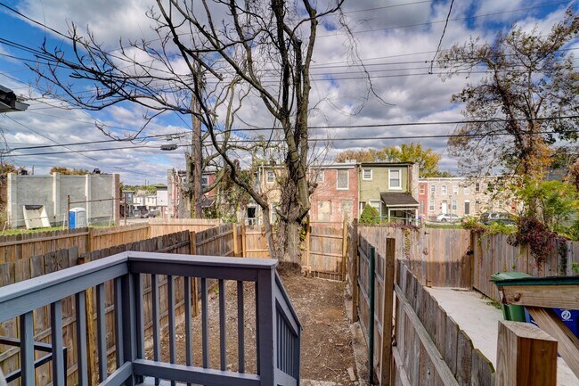 Building Photo - Beautifully Updated Townhome in Prime Location – Move-In Ready!