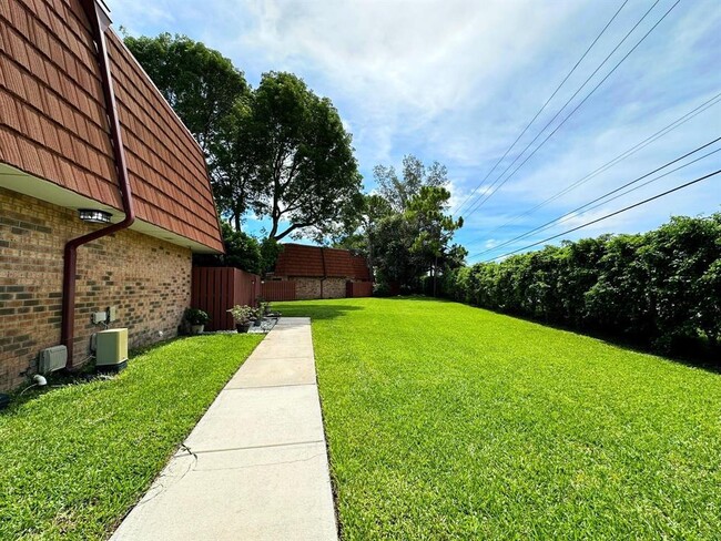 Building Photo - 1545 Augusta Cir