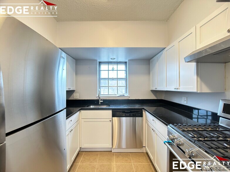 Building Photo - 162 Lake Shore Rd