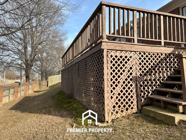 Building Photo - Spacious 3BR Memphis Home with Vaulted Ceilings, Fireplace, Deck & 2-Car Garage