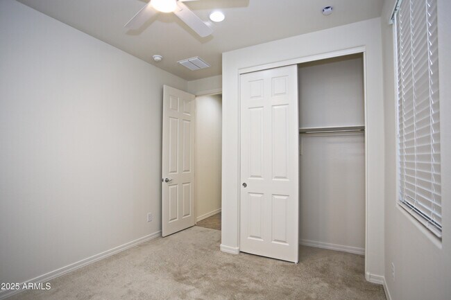 Building Photo - 879 W Finch Dr