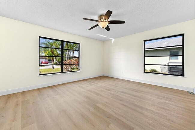 Building Photo - 571 SE Anchor Ln