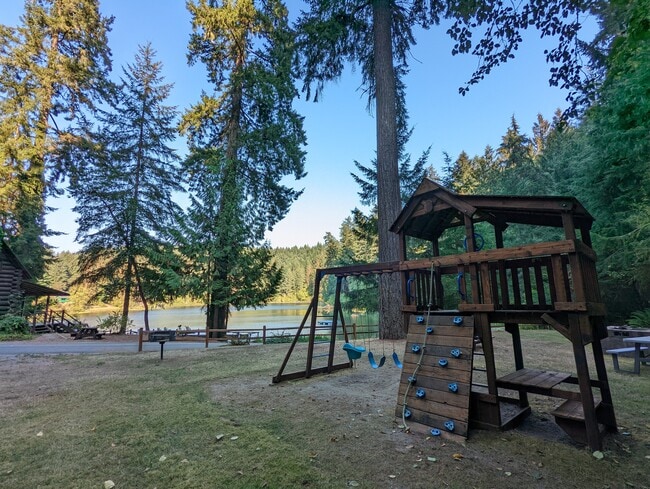 Building Photo - Private 1 bed/1 bath Cabin in gated resort with view of Rainier
