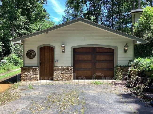 Building Photo - 12 Rockwood Ln