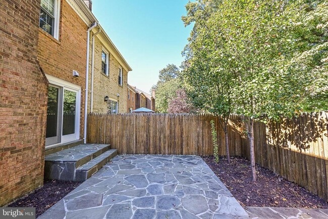 Building Photo - 7046 Leestone St