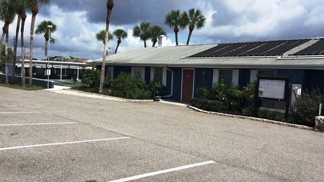 Building Photo - Grand Bay