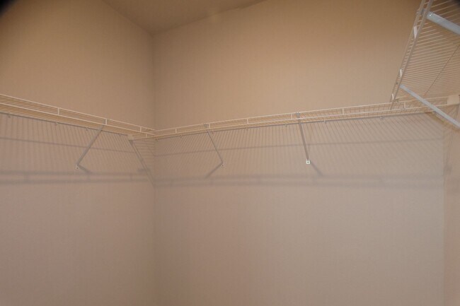 Building Photo - 4-Bedroom Home - Community Pool