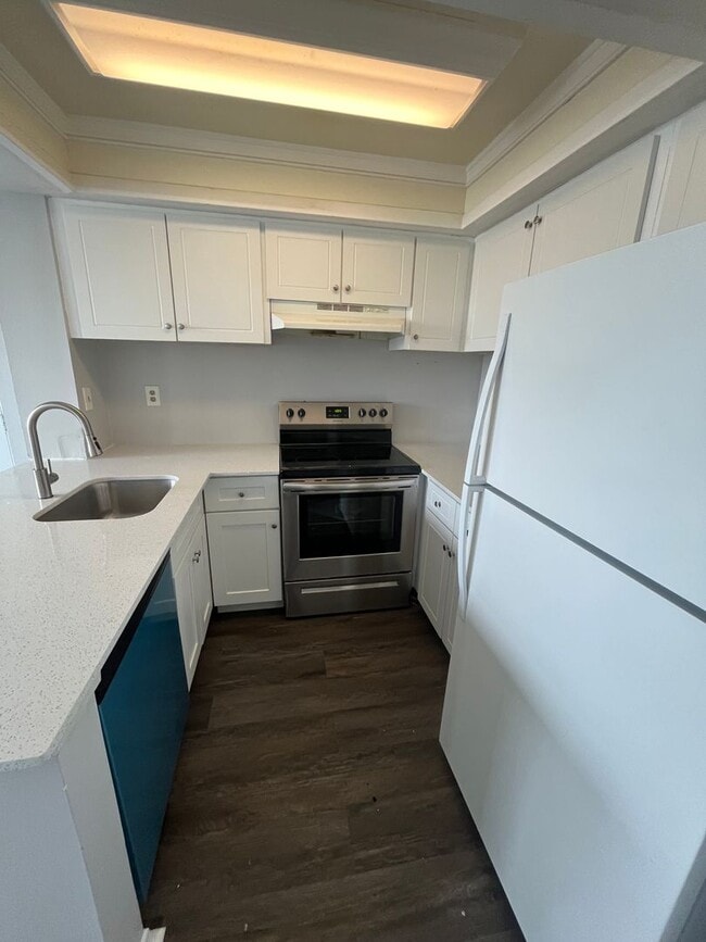 Building Photo - One Bedroom One Bathroom! WATERFRONT COMMUNITY!