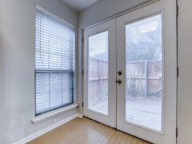 Building Photo - 2 Bedroom Townhome by SMU with a Pool!