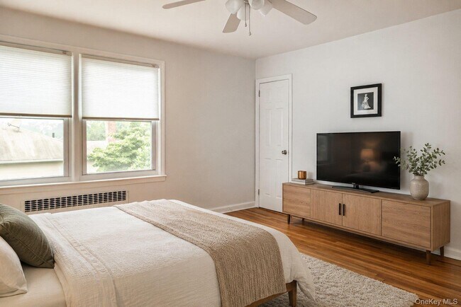 Building Photo - 121 Manhasset Ave