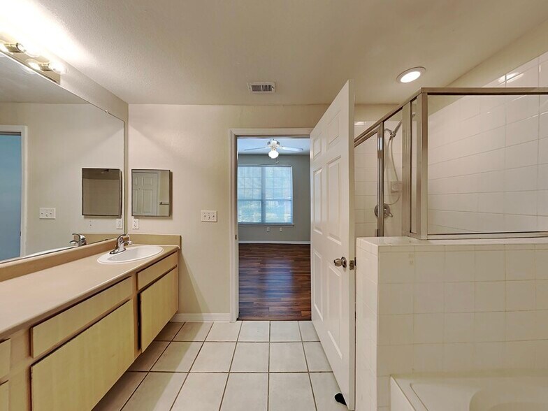 Building Photo - 1101 Vintage Village Ln