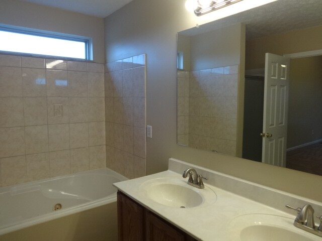 Building Photo - 8772 Kingsley Dr