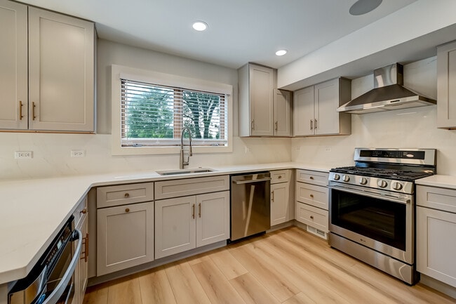 Building Photo - 5615 S Elm St