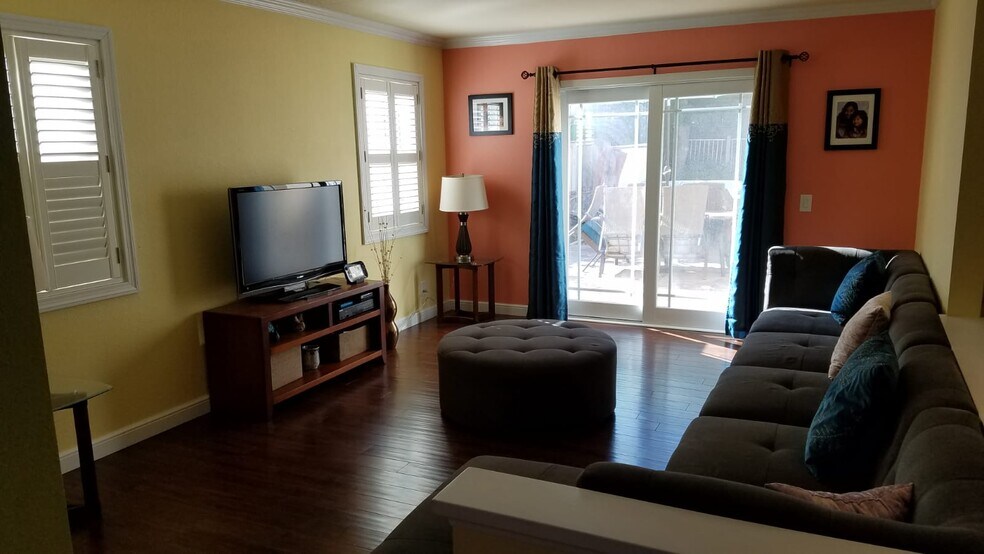 Building Photo - 10993 Avenida de los Lobos