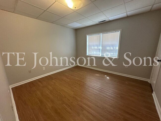 Building Photo - Two Bedroom Condo Convenient To WFU