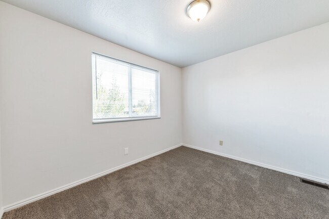 Building Photo - 2 Story Pet Friendly Duplex - 3 Bed - 2.5 Bath - Available on June 3rd!