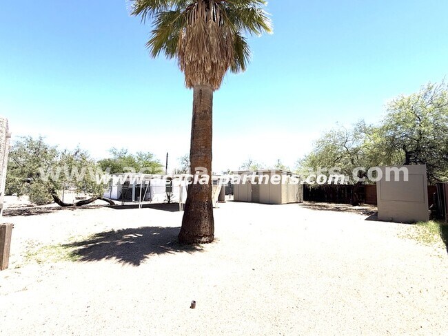 Building Photo - 2 Bedroom home on a large lot