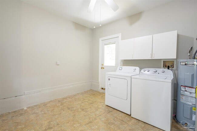 Building Photo - 848 Meadow Ln