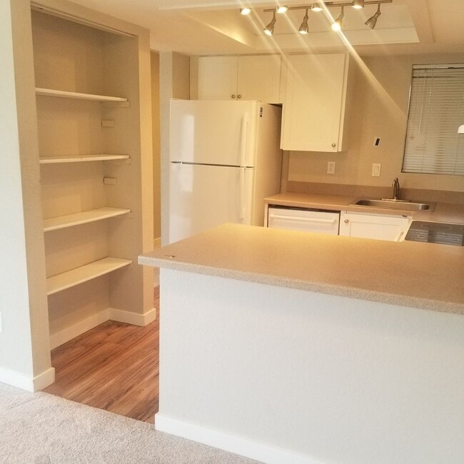 Building Photo - NEW PRICE! Ready for move in! Top Floor Co...