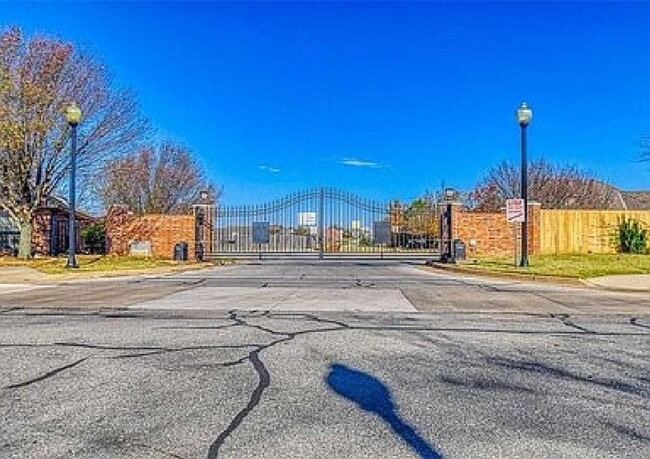 Building Photo - Gated Community! No Lawn Care!! Beautiful ...