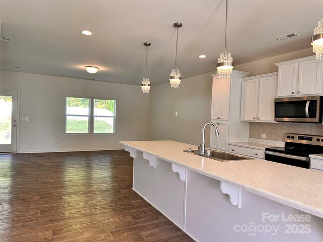 Building Photo - 5125 Saddleback Dr