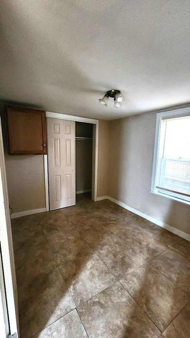 Building Photo - 2 Bed 1 Bath in the University Add Near Pa...