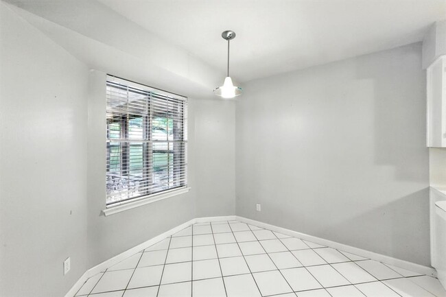 Building Photo - 1009 Rebbeca Dr