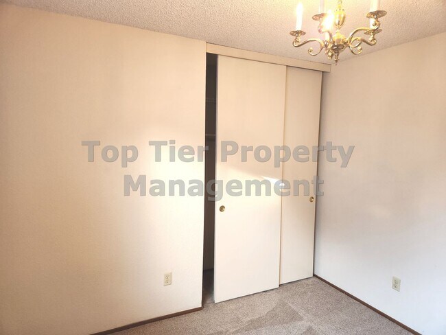 Building Photo - Spacious 4 Bed/2 Bath /1,970 square foot h...