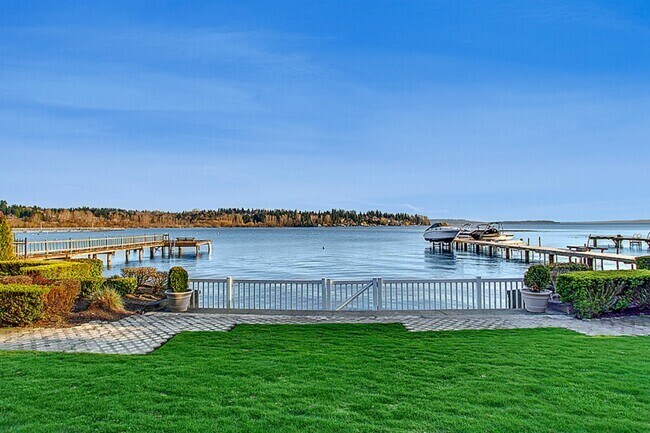 Breathtaking views - 9039 NE Juanita Dr
