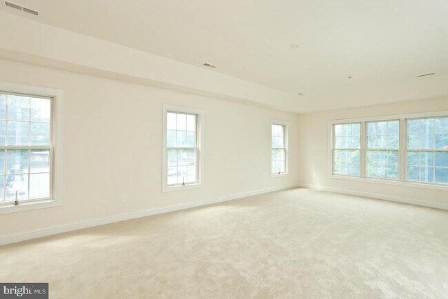 Building Photo - 12 Chestnut Woods Dr