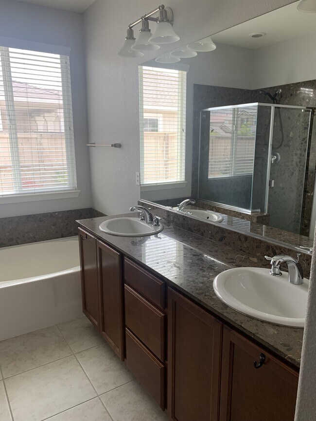 Building Photo - 10676 Brittany Park Dr