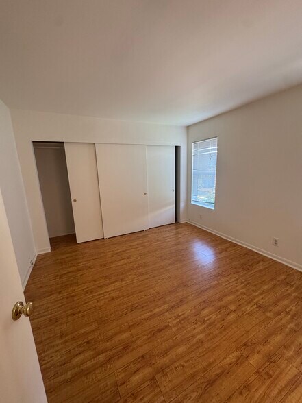 Building Photo - 14435 Riverside Dr