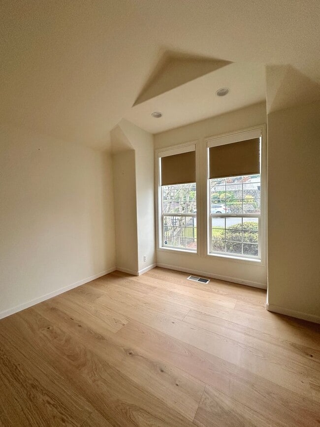 Building Photo - Large Three Bedroom Home in the Hills of West Salem